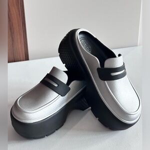 NWOT. CROCS Women's Silver and Black Mules Size 6